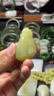和田玉黄口料莲蓬