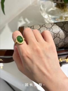 行内有句话叫:翡翠看种,和田玉挑润.这里的润,指的是和田玉的油糯性