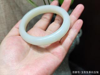 每日好玉|〔一枝春雪〕57mm圈新疆和田玉白玉山料素纹手镯