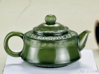 中式风格的玉器之美!和田玉青玉缠枝纹薄胎井栏壶!
