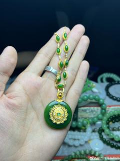 18k全金镶阳绿吊坠