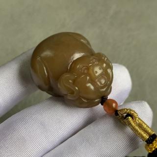 一件和田玉挂件,主石约34.8×28.5×17mm