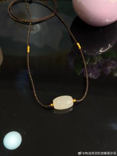 和田玉藕粉四通八达路路通勒子项链～配了18k金的小隔片.绳子抽拉的可