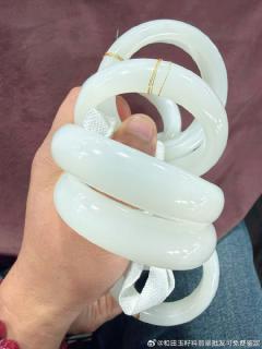 和田玉白玉羊脂手镯,脂白如新雪初绽,温润似羊脂凝就,肉质细腻无瑕,触
