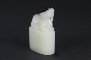 和田玉黑皮籽料兽钮印章料.尺寸4*2.9*1.5厘米,重29.4克