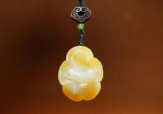 #点击头像看直播##和田玉#糖白玉是一种非常罕见的和田玉品种,它的白
